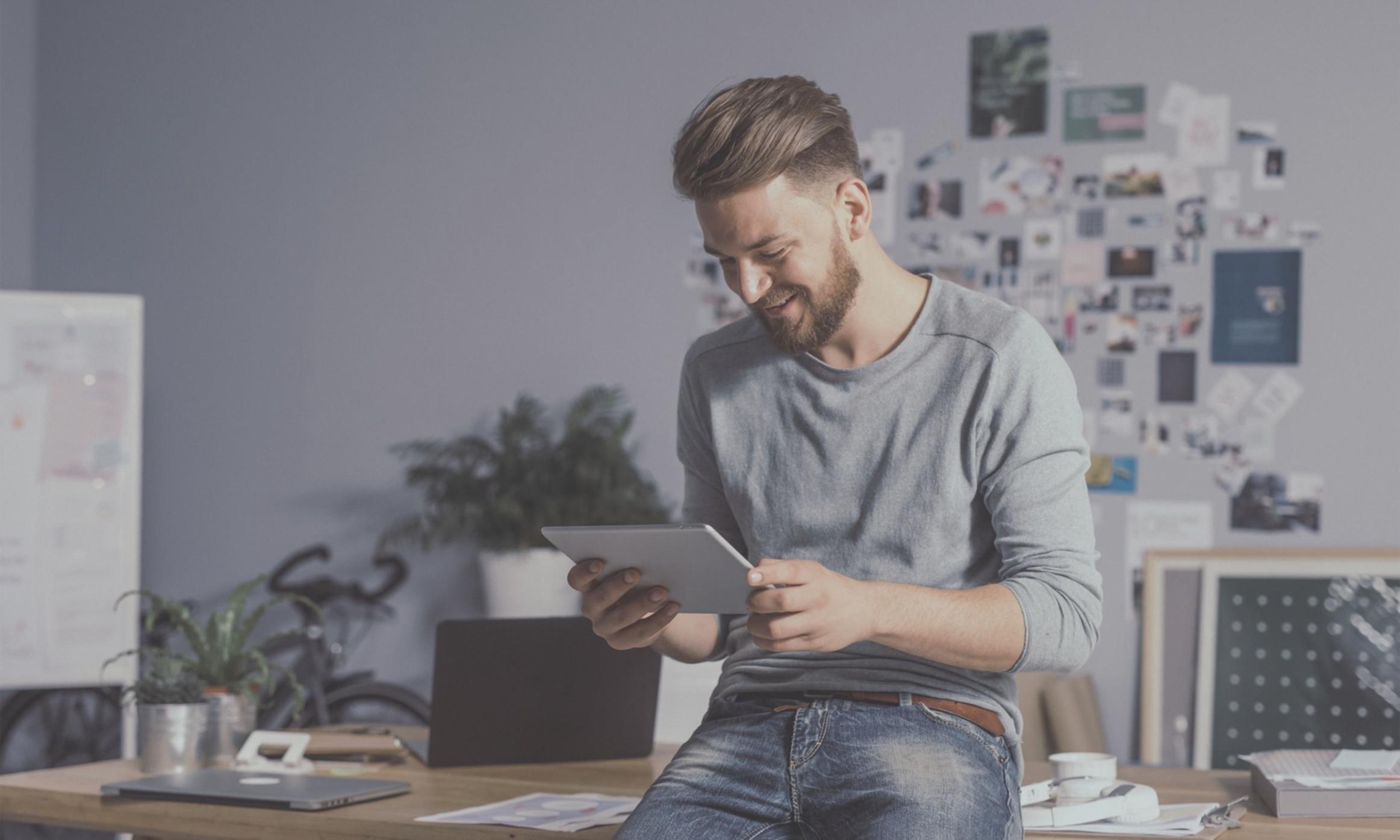 Teilnehmer arbeitet an Finanzplan am Laptop